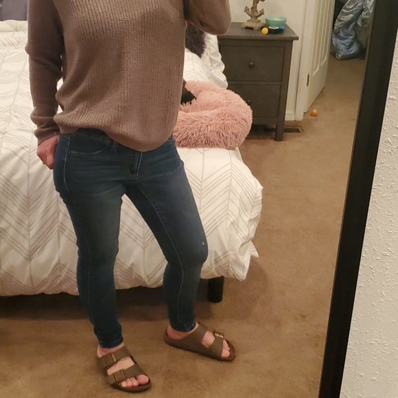 Universal Thread Mid Rise Jeans - Size 4 - Picture 3 of 4